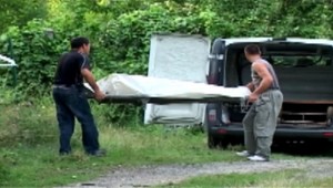 Zmlátili novinára, je v ohrození života