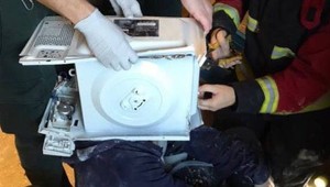 FOTO: Mladíkovi "zacementovali" hlavu v mikrovlnnej rúre. Vtip sa zmenil na nočnú moru