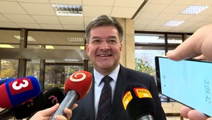 Smer už stihol na ministerských stoličkách prestriedať mnohých. Ako je na tom demisia ministra Lajčáka?