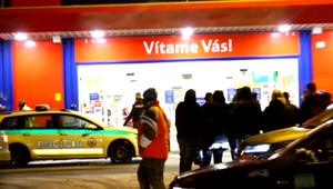 V supermarkete zákazník vytiahol zbraň. Zasahovať museli policajti aj kukláči
