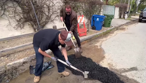 Akčného supehrdinu dožrala neschopnosť kompetentných! Vzal do ruky lopatu a spravil si to po svojom!