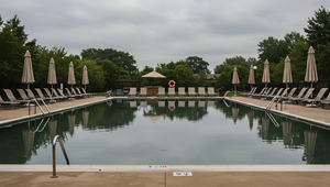 Prázdne bazény a zrušené brigády: Kúpaliská bojujú s chladným letom