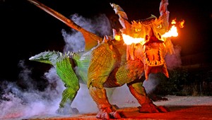 Mestečko v ohni. Toto je najväčší chodiaci robotický drak!