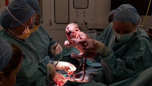 Pôrod tínedžerky! Šokujúce video študentov varuje pred tehotenstvom