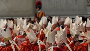 Voľbu pápeža kedysi ovplyvnili boháči. Profesor vysvetlil, ako sa ich cirkev zbavila