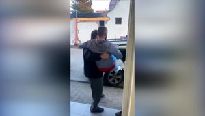 Zlodeji pred hliadkou skočili z druhého poschodia. Jeden sa zranil a skončil v policajnom náručí