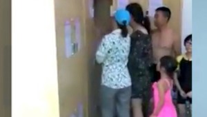 Rodičia zamkli dieťa do šatňovej skrinky, chceli mať pokoj pri kúpaní