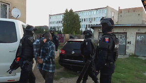 Muž nútil dievča k orálnemu uspokojovaniu mužov. Za odmenu dostala jedlo