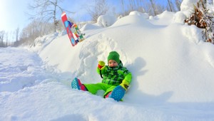 Osemnásťmesačná snowboardistka sa preháňa po zasnežených svahoch