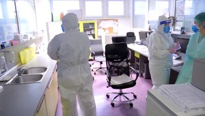 Slovenské nemocnice sú pod silnejúcim náporom