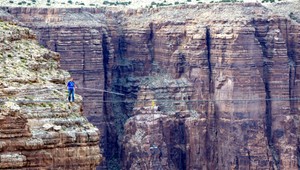 Nový rekord! Povrazolezec Wallenda (34) prešiel ponad Veľký kaňon
