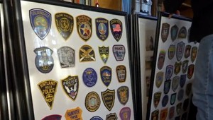 Vášnivý zberateľ má doma policajné symboly zo 127 krajín