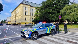 Súdy opäť čelia bombovým hrozbám. Polícia prehľadáva súdy v celom kraji