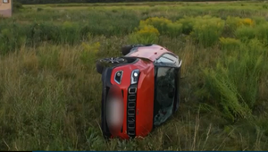 Auto sa po zídení z cesty prevrátilo na strechu. Vodič nafúkal takmer tri promile