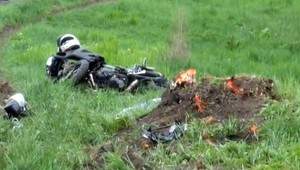 Tragická nehoda pri Nitre. Motorkár vyletel z cesty, náraz o pne neprežil