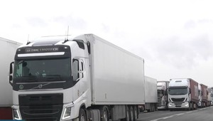 Štrajky na hraniciach s Ukrajinou sa skončili, ale pohraničie je stále plné kamiónov