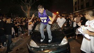 Fanúšikovia Lakers od radosti skákali po policajnom aute