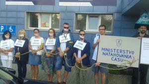 Učitelia protestovali pred ministerstvom školstva: Začnite konať, nezametajte problém pod koberec