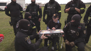 Kukláči namiesto zatýkania priniesli radosť. Prekvapili Samka (11) so svalovou dystrofiou