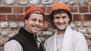 Usmievali sa do kamery, o pár hodín boli mŕtvi. Pri leteckej tragédii zahynuli aj britskí manželia