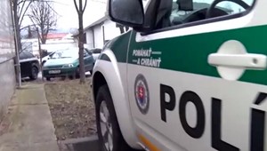 Dráma pri Senci: Muž mal pri sebe výbušné látky. Polícia na jeho zneškodnenie musela použiť zbraň