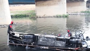 Pád autobusu z mosta do rieky si vyžiadal najmenej 18 obetí