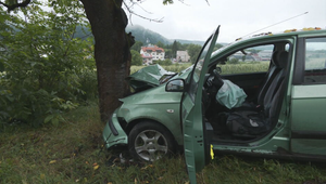 Prudké zrážky a zlá viditeľnosť: Starší manželský pár havaroval na mokrej ceste