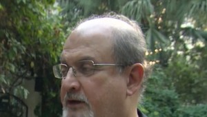 Britský spisovateľ indického pôvodu bol napadnutý na pódiu pri vystúpení. Pre tvorbu dostával vyhrážky smrťou