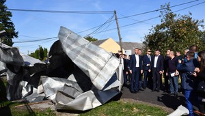 Vláda mimoriadne presunula rokovanie do Lekároviec. Po veternej smršti obci pomôže