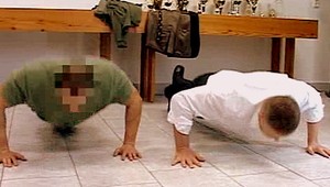 Je premiér Fico naozaj v takej kondícii? Kľuky, kliky, vzpor ležmo...