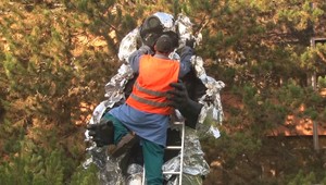 Sochu baníka v Prievidzi na protest obalili alobalom