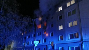 Rozsiahly požiar v bytovom dome: Obec vyhlásila mimoriadnu situáciu