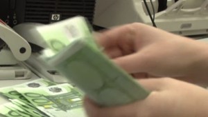 Klesajúce zisky bánk si vyžiadali svoju daň. Na jej splatenie sa budú musieť poskladať klienti