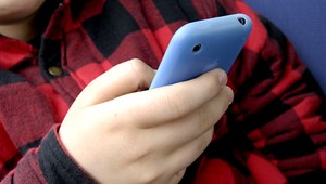 Fotografovi z lietadla vypadol mobil. Po roku ho našiel, napriek výčinom počasia, fungoval