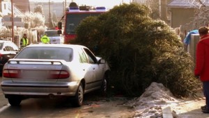 Vodič (38) si nevšimol traktor ani dedinčanov. Vrazil do nich...