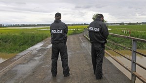 Pomáhať a chrániť v praxi. Policajti zachránili otca pred skokom z mosta