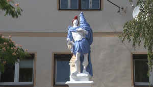 Neznámy "umelec" poškodil sochu sv. Floriána. Svätca premenil na postavičku zo Šmolkov