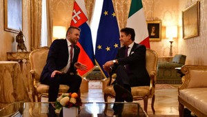 Premiér Pellegrini pozval talianskeho premiéra na let stíhačkou