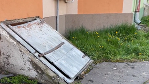 Muž spadol do starej pivnice, hlbokej dva metre. Zostal ležať bez pohnutia