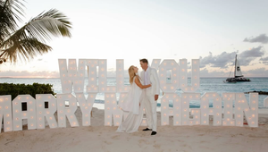 Mala to byť romantická oslava lásky, je z toho trapas! Paris tentokrát poriadne prestrelila!