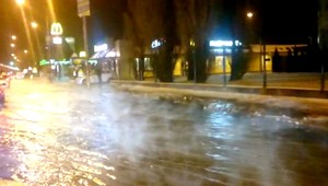 Prasklo potrubie, voda zaliala Račiansku ulicu v Bratislave