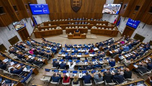 Poslanci prelomili veto prezidenta. ÚOO sa ruší