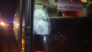 Smrť na ceste: Chodec vybehol pred kamión, krátko nato ho zrazil autobus