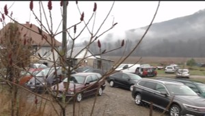 Na uliciach aj v záhradách parkujú dedinčanom stovky áut. Problém musí riešiť už aj vláda