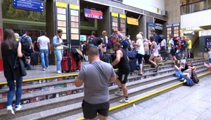 MAPA: Hlavná stanica v Bratislave je preplnená ľuďmi, vlaky meškajú