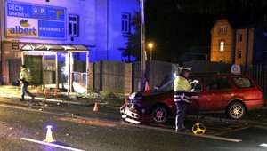 Opitý vodič (25) vletel na zastávku, jeden mŕtvy