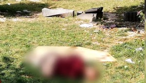 Sexuálny styk v centre mesta počas dňa. Muž zostal ležať na tráve