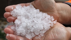 Slovensko trápi počasie. V Krtíši krúpy, na západe povodne