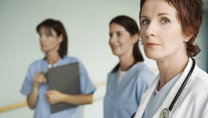 Vládou navrhovaný zákon zníži platy zdravotným sestrám