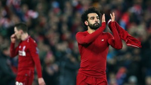 Krvavá fotka chlapca s futbalovou hviezdou hitom internetu